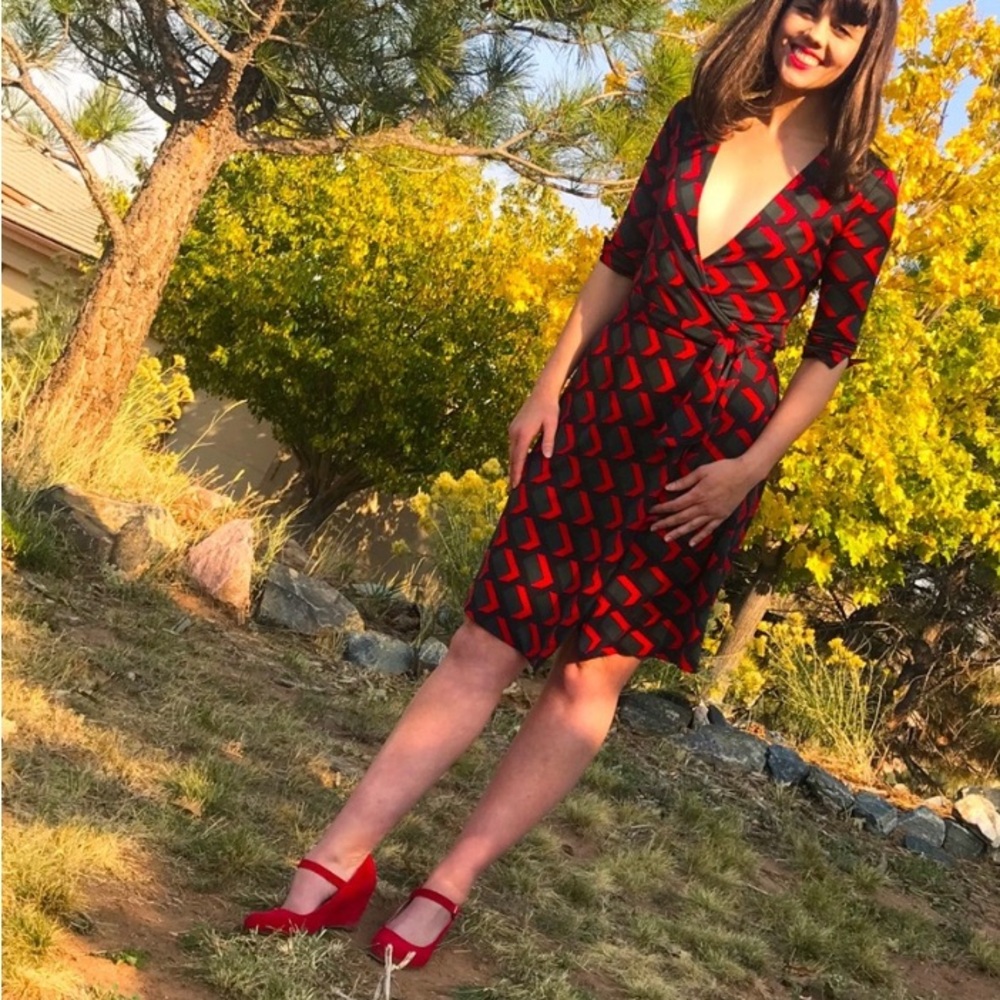 Diane Von Furstenberg Red & Black geometric Printed Wrap Dress size 8 100% silk